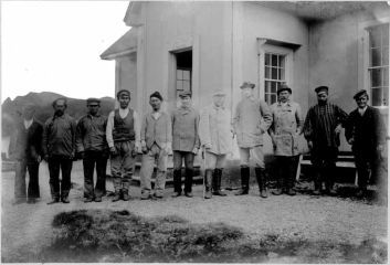 Юзеф Морозевич (седьмой слева) среди местного населения, б.д., МЗПАН